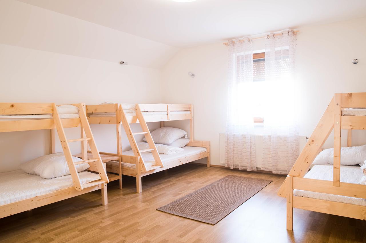 Hostel Hisa Na Travniku Dob Exterior photo