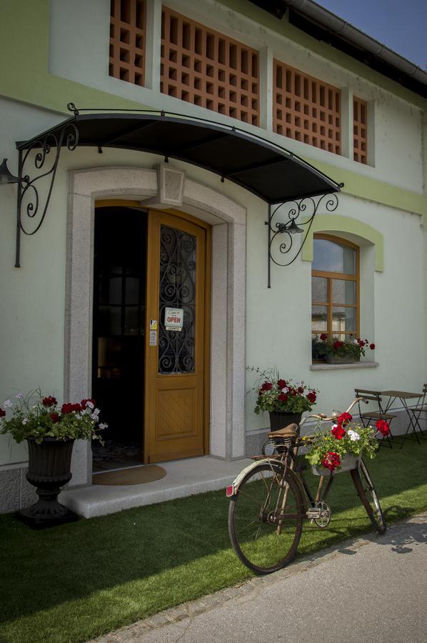 Hostel Hisa Na Travniku Dob Exterior photo